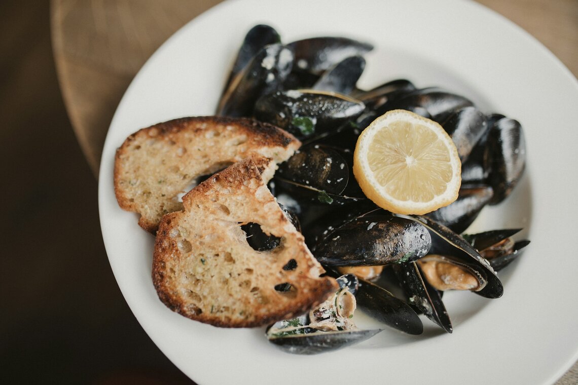 Mussels with lemon and bread